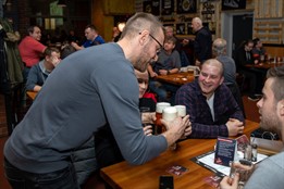 Fotbalisté vyrazili mezi fanoušky. Kapitán a legenda čepovali pivo