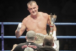 Prohrál životní zápas. Ale ještě to nebalím, říká boxer Pavel Šour