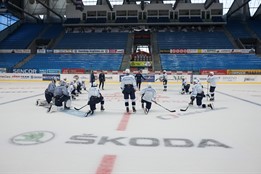 Hokejisté obuli brusle. Kvůli koronaviru zatím kouč plány nemění