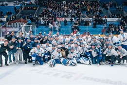 Hokejové šapitó se odělo do zlaté! Akademici slaví historický triumf