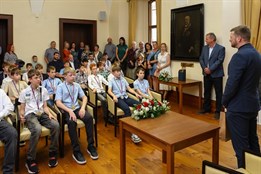 Mladí basketbalisté z BK Lokomotiva Plzeň navštívili plzeňskou radnici